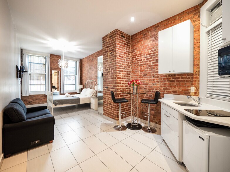 135 E 110th St, New York, NY à vendre - Photo du bâtiment - Image 3 de 9