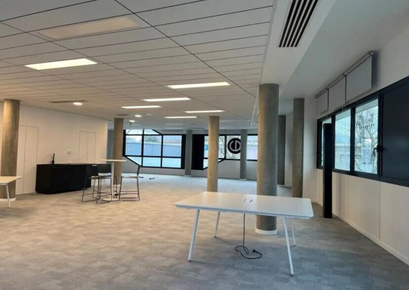 Office in CHAMPAGNE-AU-MONT-D'OR for lease - Interior Photo - Image 3 of 12