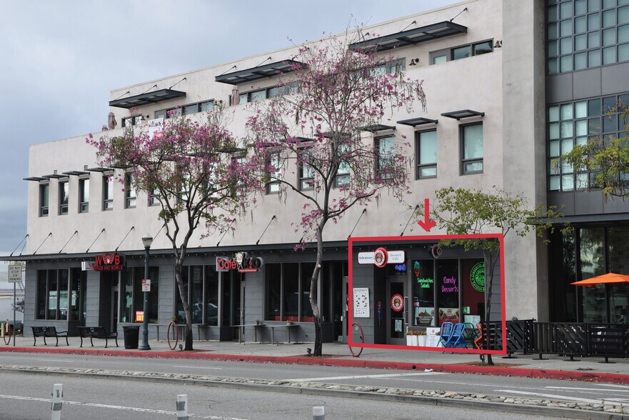 Indian Hill Blvd, Claremont, CA à louer - Photo du bâtiment - Image 1 de 4