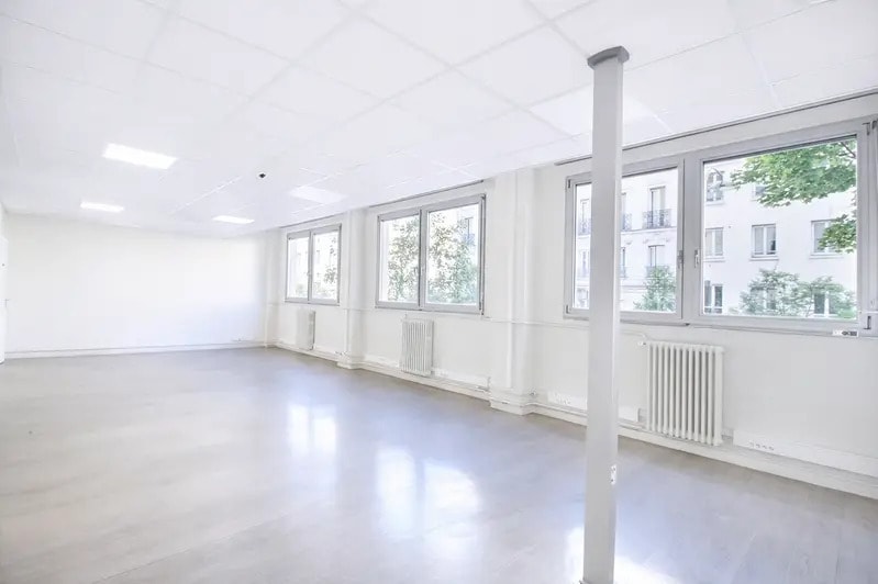 Rue Du Faubourg Saint-Martin, Paris for lease - Interior Photo - Image 2 of 6