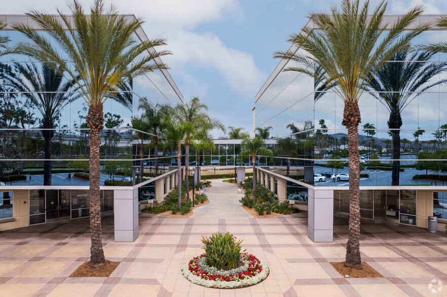 26632 Towne Centre Dr, Foothill Ranch, CA for lease - Building Photo - Image 2 of 6