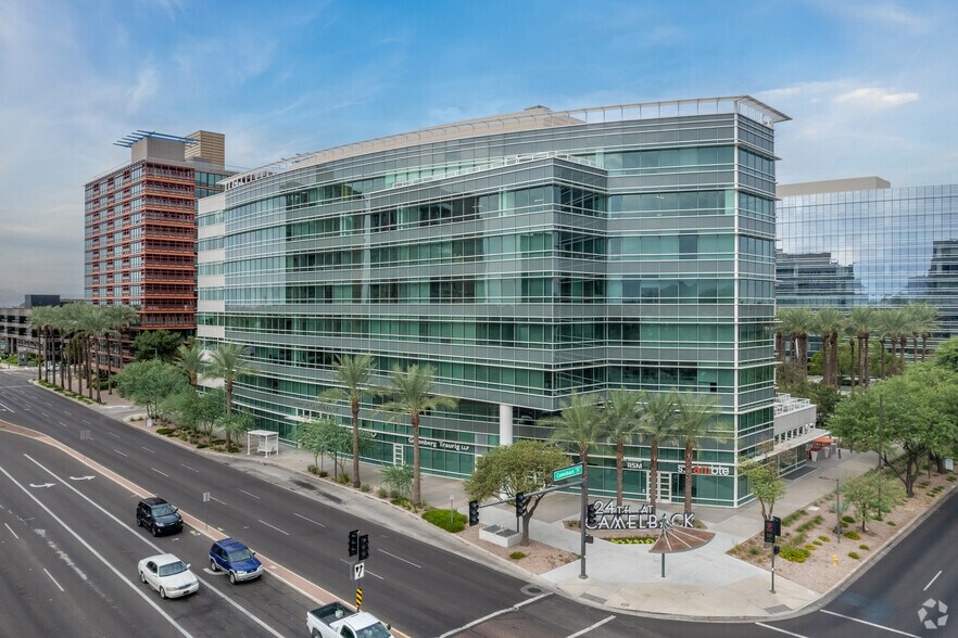 2375 E Camelback Rd, Phoenix, AZ à louer - Photo du bâtiment - Image 2 de 26