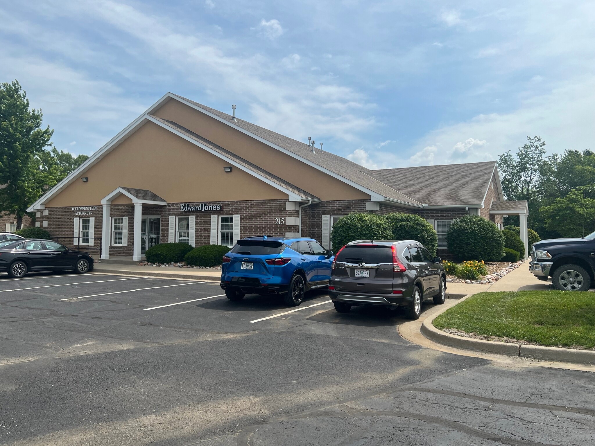 215 S Platte Clay Way, Kearney, MO for lease Building Photo- Image 1 of 3