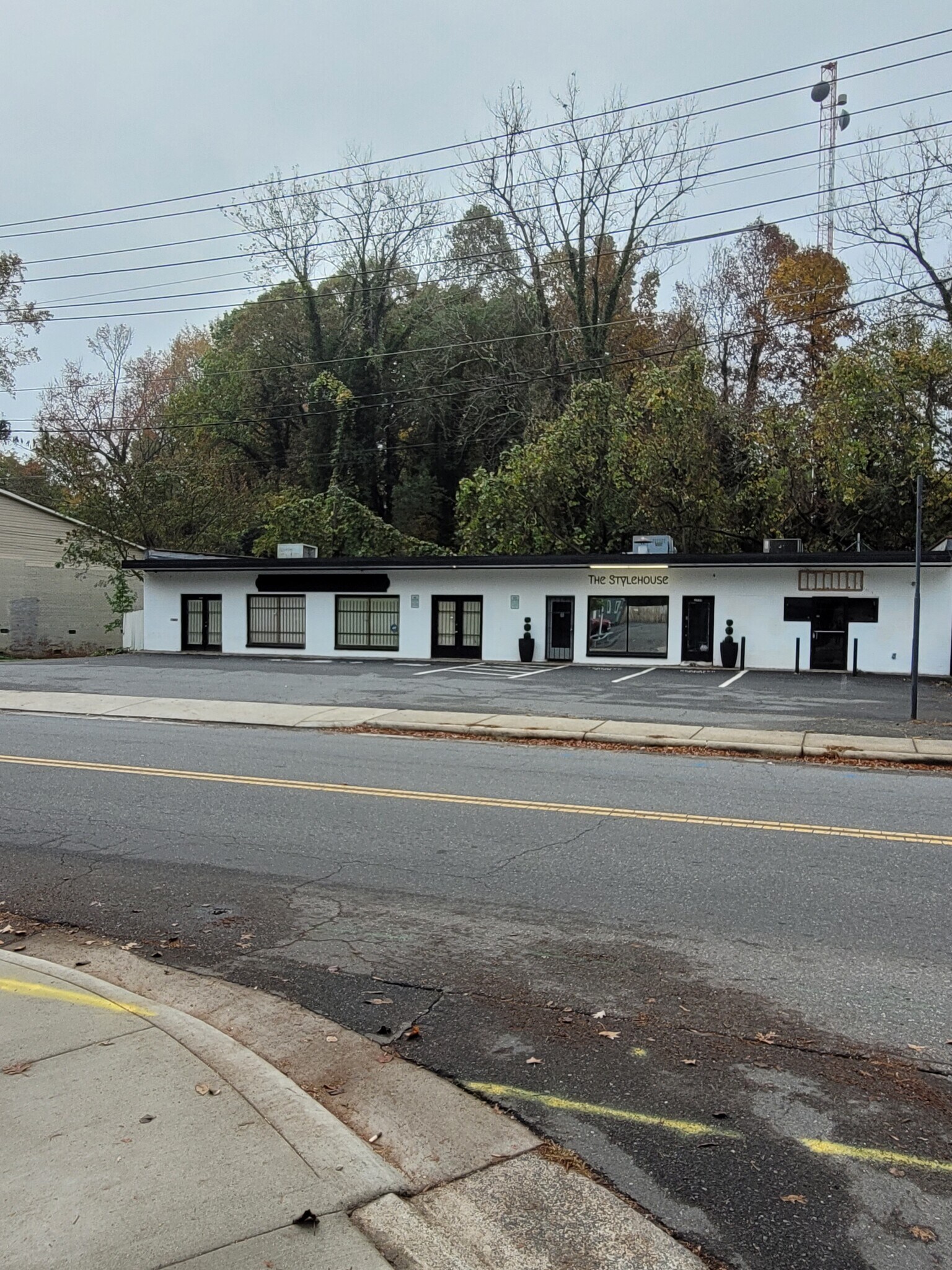 3348-3352 Commonwealth Ave, Charlotte, NC for lease Building Photo- Image 1 of 10