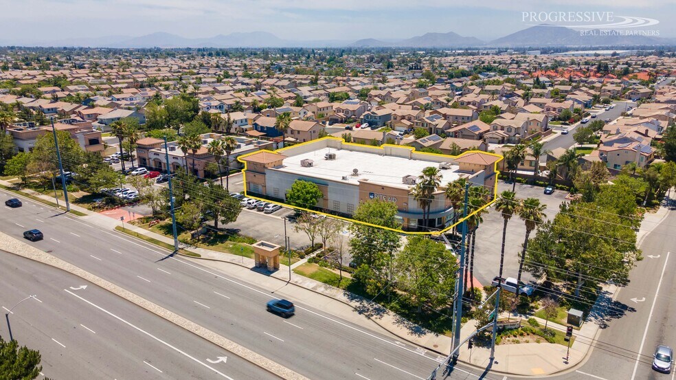 15375 Baseline Ave, Fontana, CA à louer - Photo du bâtiment - Image 3 de 11