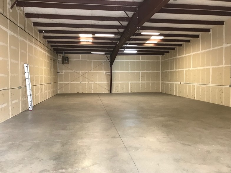 45 SE Bridgeford Blvd, Bend, OR for lease - Building Photo - Image 3 of 33
