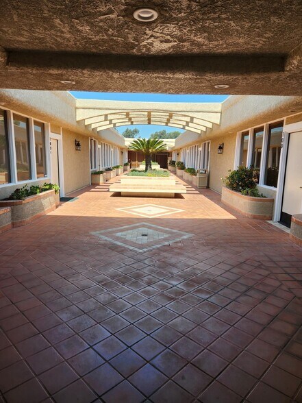 2331 W Lincoln Ave, Anaheim, CA à louer - Photo du bâtiment - Image 2 de 3