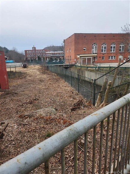 27 E Main St, Stafford Springs, CT à louer - Photo du bâtiment - Image 3 de 18