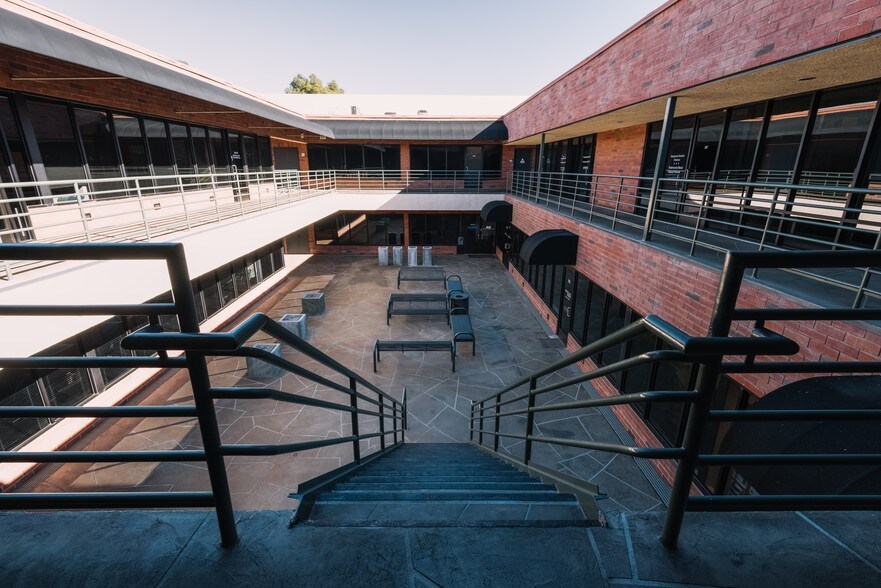 23586 Calabasas Rd, Calabasas, CA à louer - Photo du bâtiment - Image 3 de 4