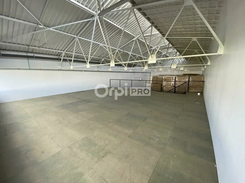 Flex in Reims for lease - Interior Photo - Image 2 of 6
