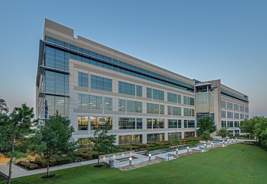 10720 W Sam Houston Pky N, Houston, TX for lease - Building Photo - Image 1 of 26
