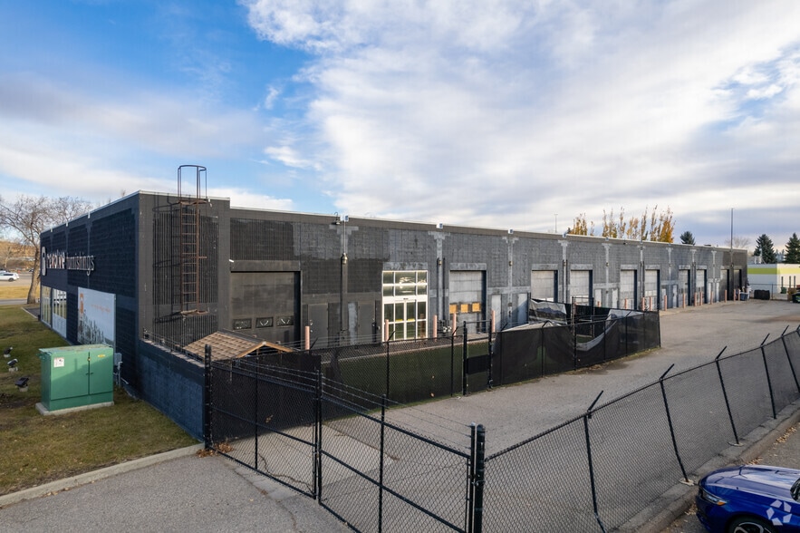 7070 11th St SE, Calgary, AB à louer - Photo du bâtiment - Image 2 de 5