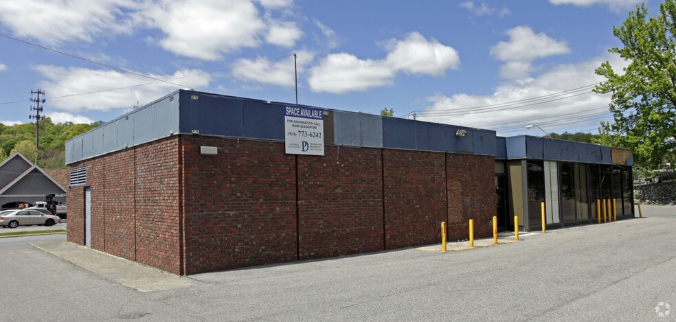 711 N Bedford Rd, Bedford Hills, NY à louer - Photo du bâtiment - Image 2 de 2