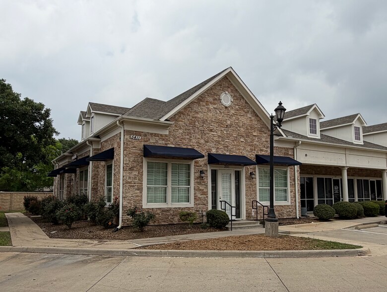 5411 Basswood Blvd, Fort Worth, TX à louer - Photo du bâtiment - Image 2 de 13