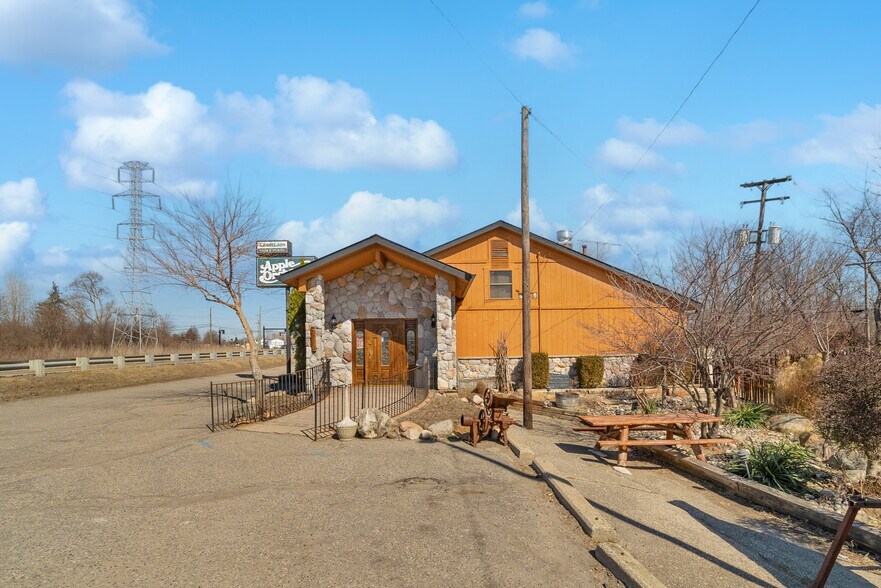 62840 Van Dyke Rd, Washington, MI à vendre - Photo du bâtiment - Image 2 de 18