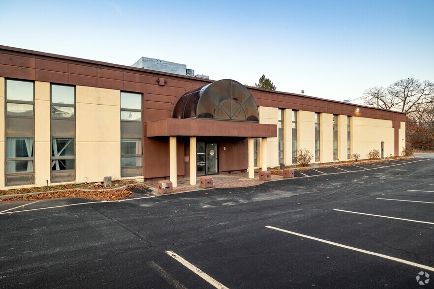 3680 Route 112, Coram, NY à louer - Photo du bâtiment - Image 3 de 5