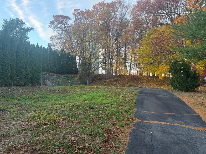 19 Maplehurst Ave, New Britain, CT à vendre - Photo du bâtiment - Image 3 de 3