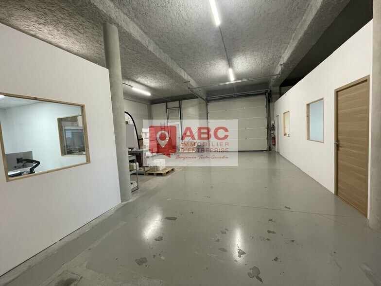Flex in Vendargues for lease - Interior Photo - Image 2 of 5