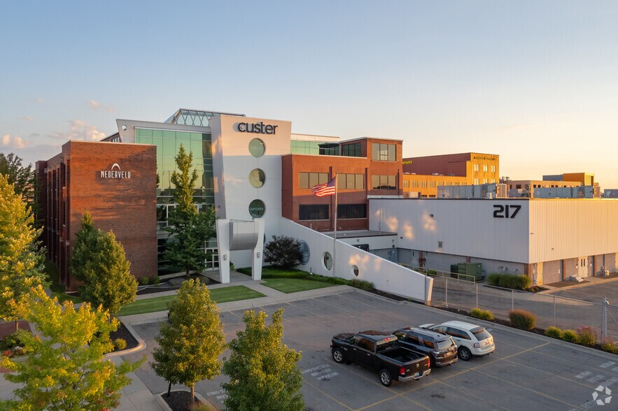 217 Cesar E Chavez Ave SW, Grand Rapids, MI à louer - Photo du bâtiment - Image 2 de 5