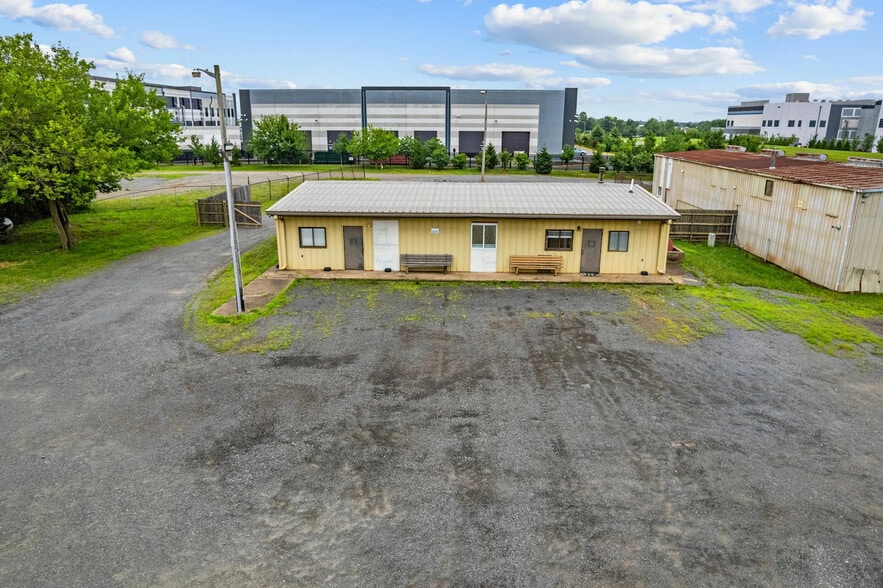 9701 Hornbaker Rd, Manassas, VA à louer - Photo du bâtiment - Image 3 de 11
