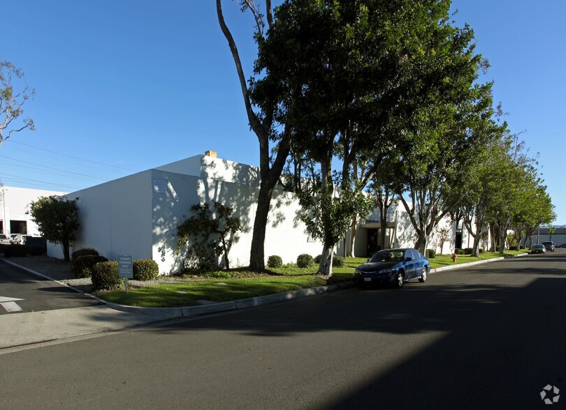 1203-1243 W Trenton Ave, Orange, CA à louer - Photo du bâtiment - Image 2 de 10