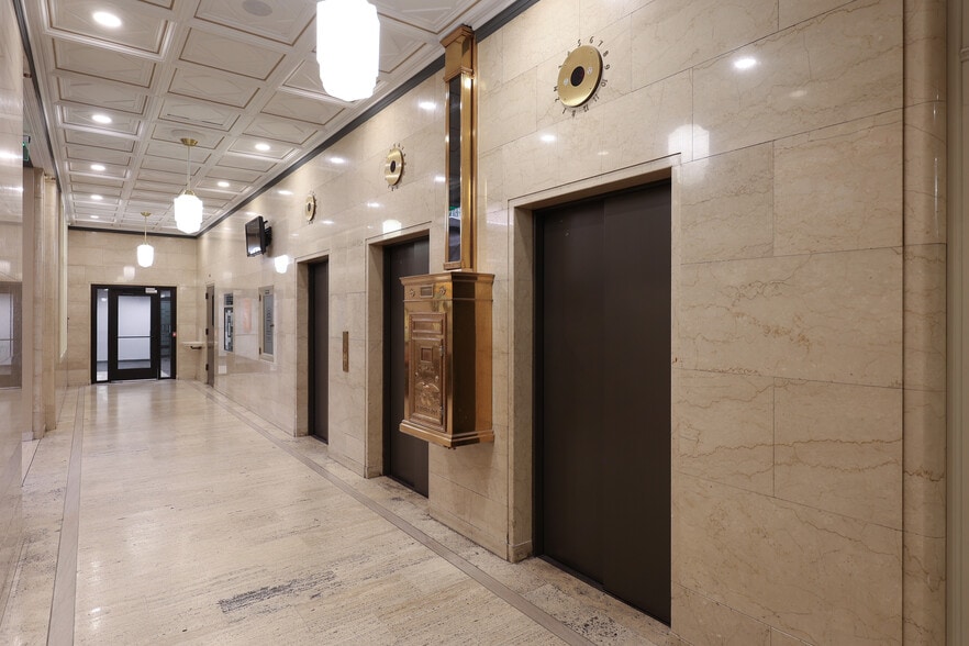 77 Monroe Center St NW, Grand Rapids, MI for lease - Lobby - Image 2 of 13