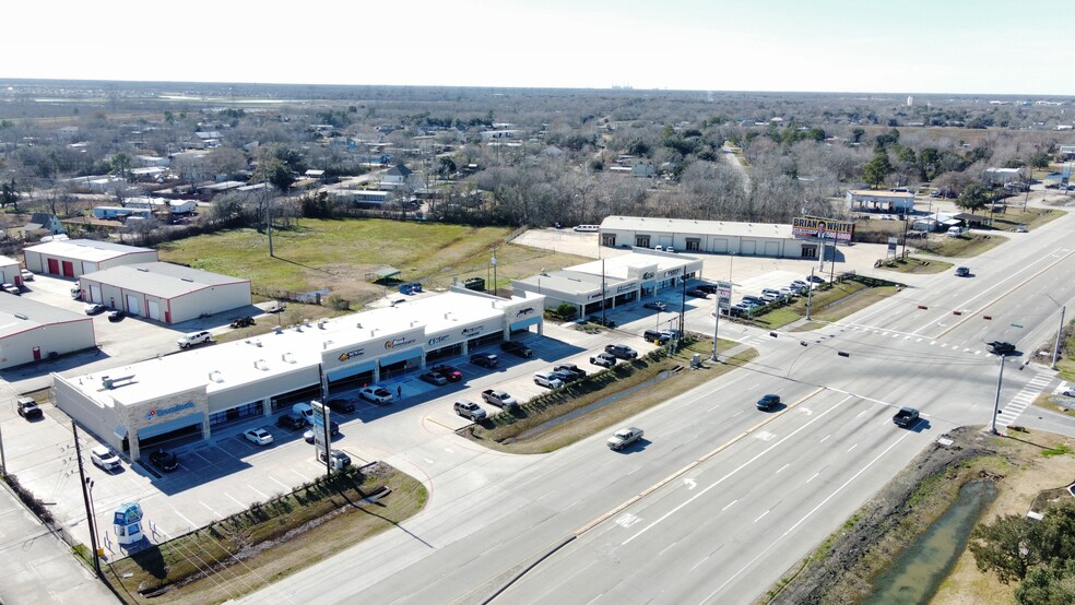 15020-15070 Highway 6, Rosharon, TX for lease - Building Photo - Image 2 of 7