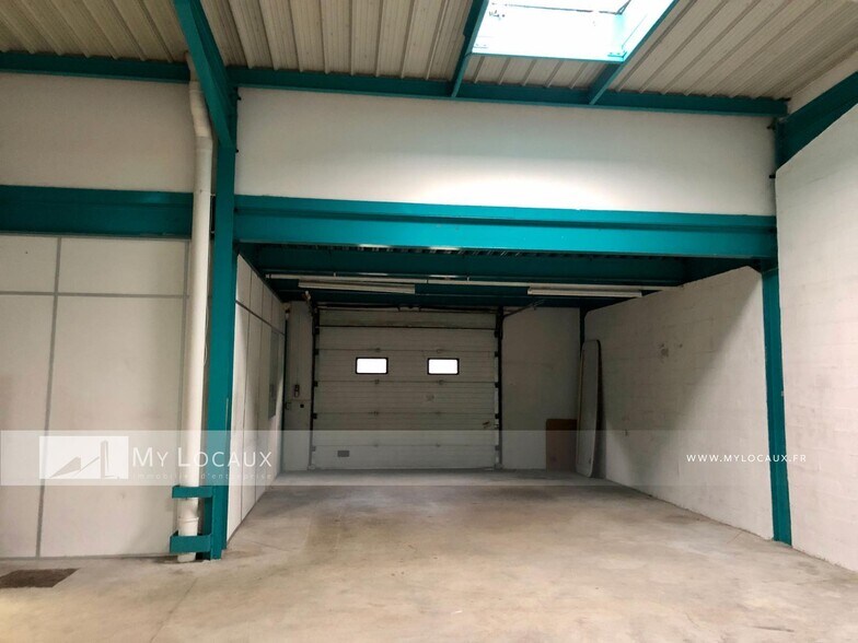 Flex in Tremblay-en-France for lease - Interior Photo - Image 2 of 4