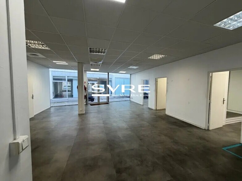 Retail in Marseille for lease - Interior Photo - Image 2 of 12