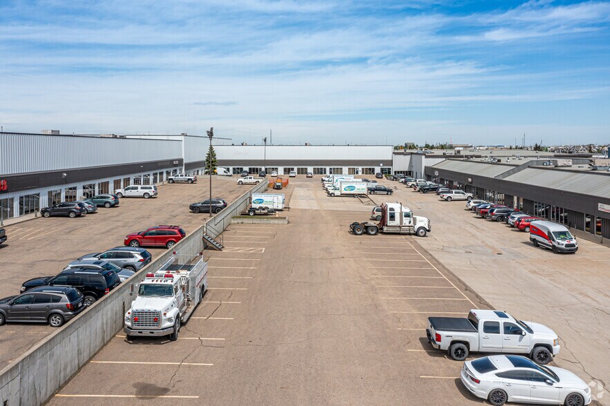 4604-4844 Eleniak Rd NW, Edmonton, AB à vendre - Photo principale - Image 1 de 1