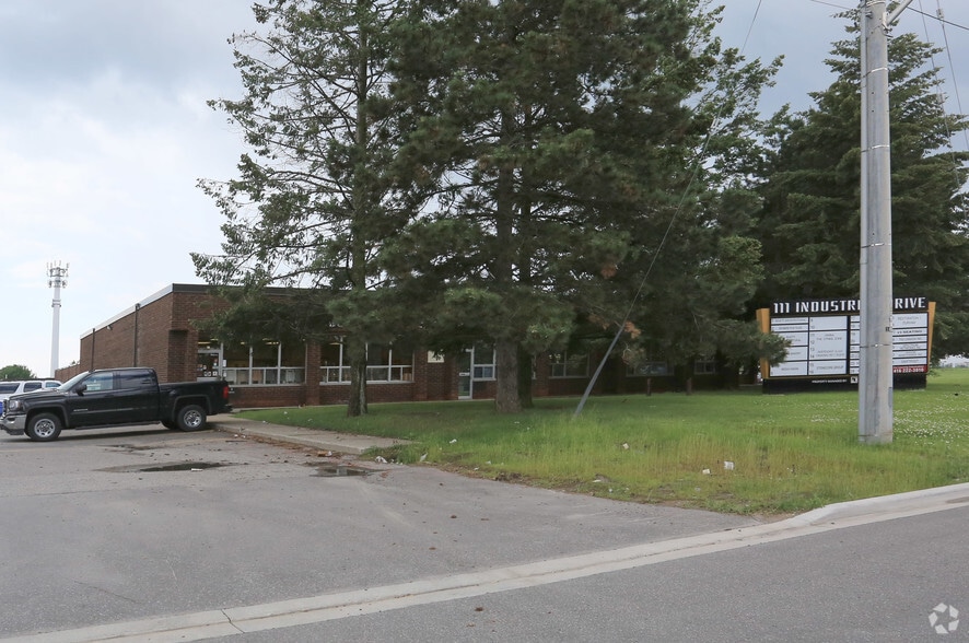 111 Industrial Dr, Whitby, ON for lease - Primary Photo - Image 1 of 9