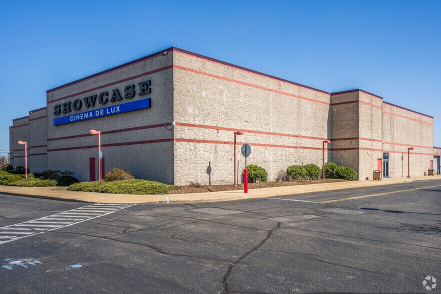 1001 Broad Hollow Rd, Farmingdale, NY à vendre - Photo du bâtiment - Image 3 de 8