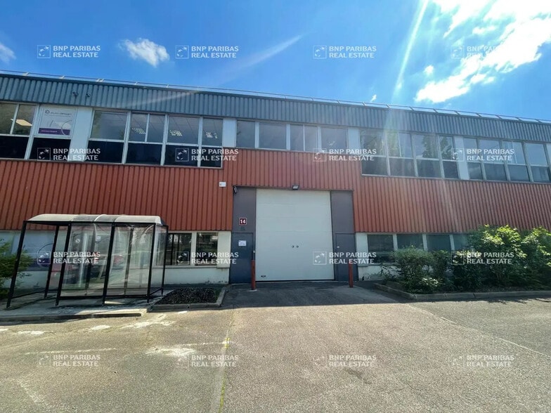 Flex in Trappes for lease - Building Photo - Image 3 of 7
