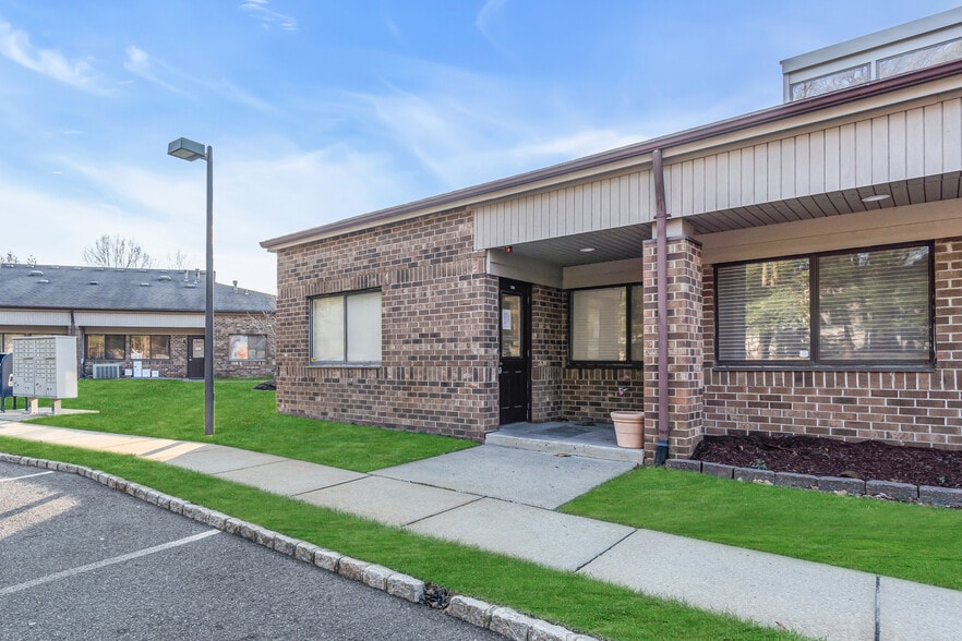 301-303 Candlewood Cmn, Howell, NJ for lease - Building Photo - Image 2 of 24