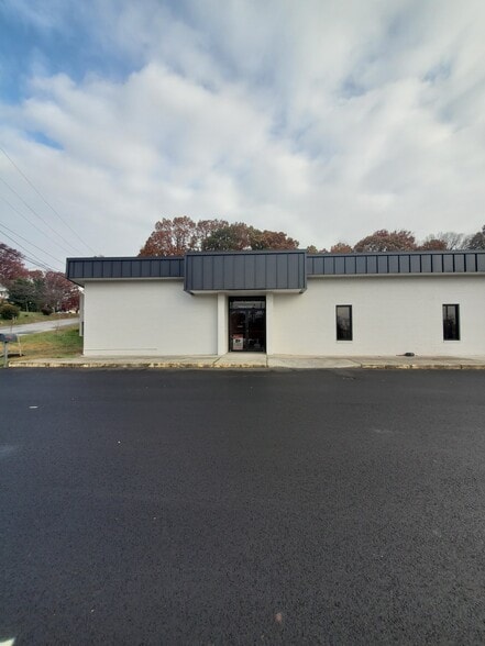 3361 Melrose Ave NW, Roanoke, VA à louer - Photo du bâtiment - Image 1 de 8