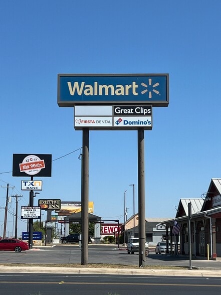 166 Menefee St, Hondo, TX for lease - Building Photo - Image 3 of 4