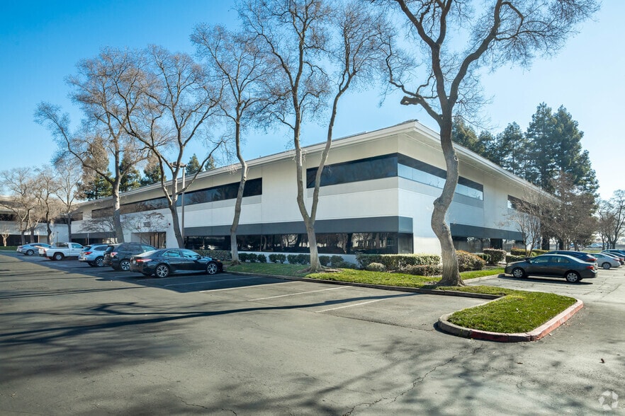 3831 N Freeway Blvd, Sacramento, CA for lease - Building Photo - Image 2 of 15