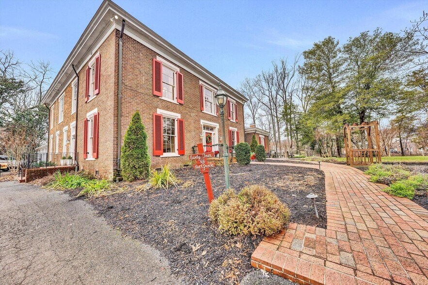 50 Floyd Ave, Rocky Mount, VA à vendre - Photo du bâtiment - Image 2 de 6