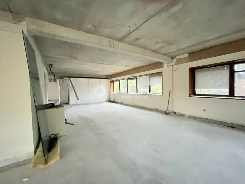 Flex in Champs-sur-Marne for lease - Interior Photo - Image 3 of 7