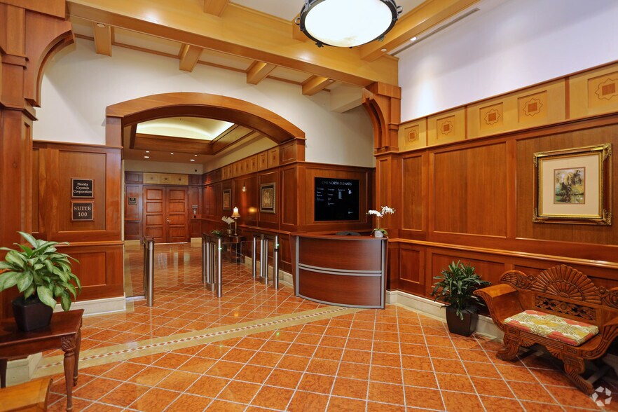1 N Clematis St, West Palm Beach, FL à louer - Hall d’entrée - Image 3 de 8