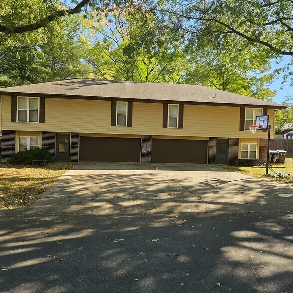 Blue Springs Duplex Package portefeuille de 6 propriétés à vendre sur LoopNet.ca - Photo du bâtiment - Image 2 de 11