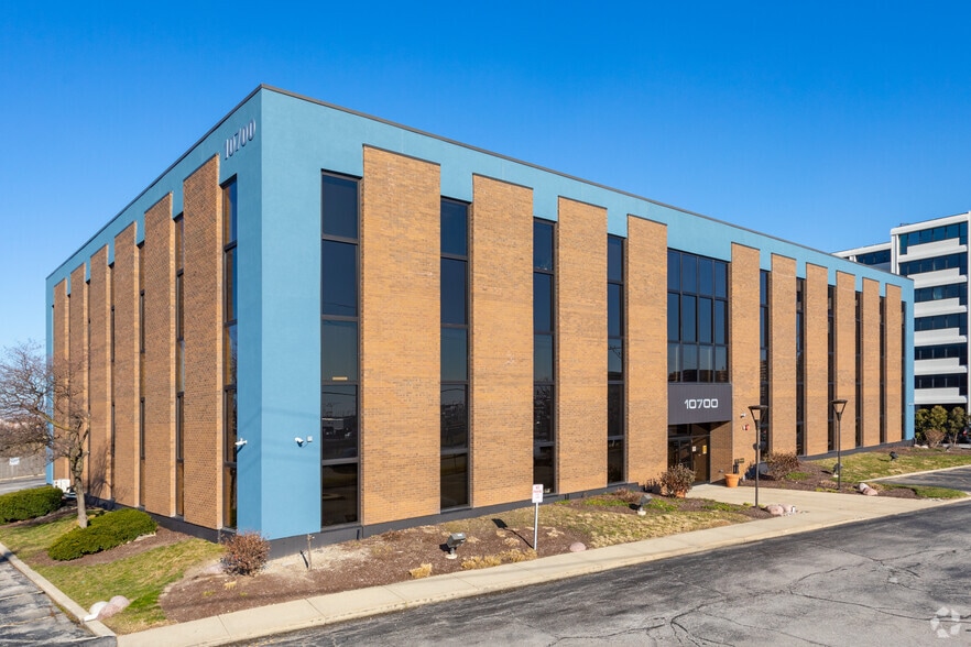 10700 W Higgins Rd, Rosemont, IL for sale - Primary Photo - Image 1 of 122