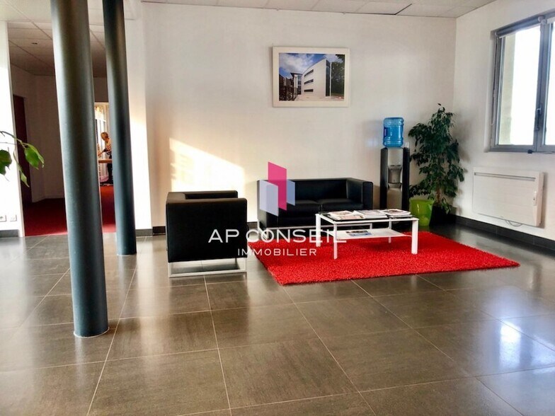 Office in Versailles for lease - Building Photo - Image 2 of 9