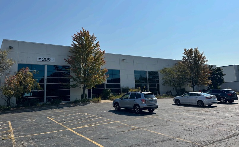 309 E Crossroads Pky, Bolingbrook, IL for lease - Building Photo - Image 1 of 1