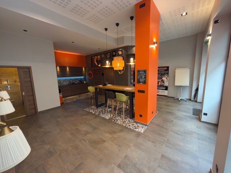 Retail in Lyon 06 for lease Interior Photo- Image 1 of 5