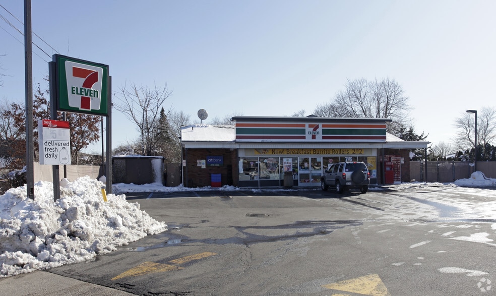 274 Bay Shore Rd, North Babylon, NY for lease - Primary Photo - Image 1 of 4