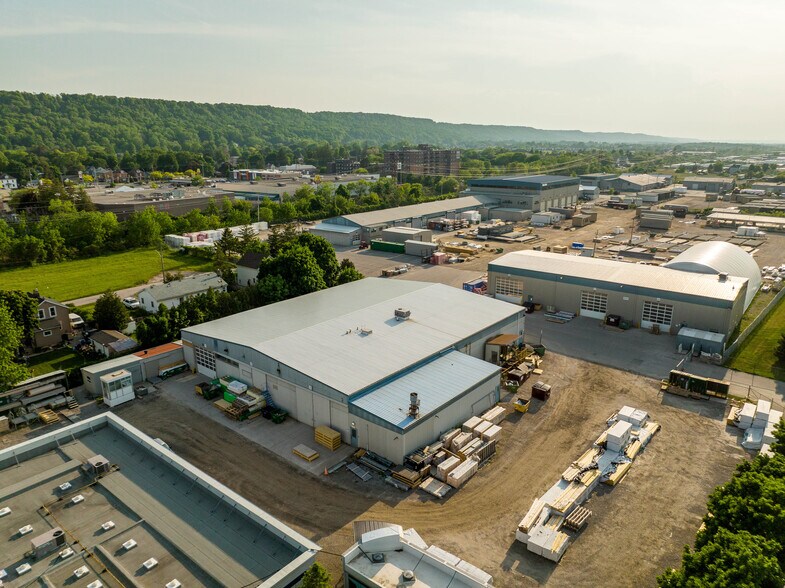 115 S Service Road portefeuille de 3 propriétés à vendre sur LoopNet.ca - Photo du bâtiment - Image 2 de 6