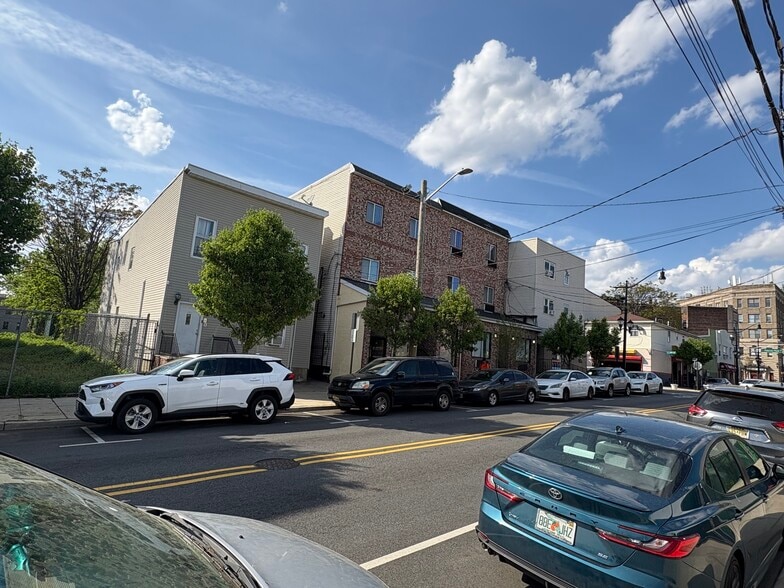 Union City Multifamily Portolio portfolio of 3 properties for sale on LoopNet.ca - Building Photo - Image 3 of 9