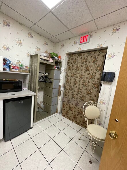 59 Sunrise hwy, East Islip, NY for lease - Building Photo - Image 2 of 17