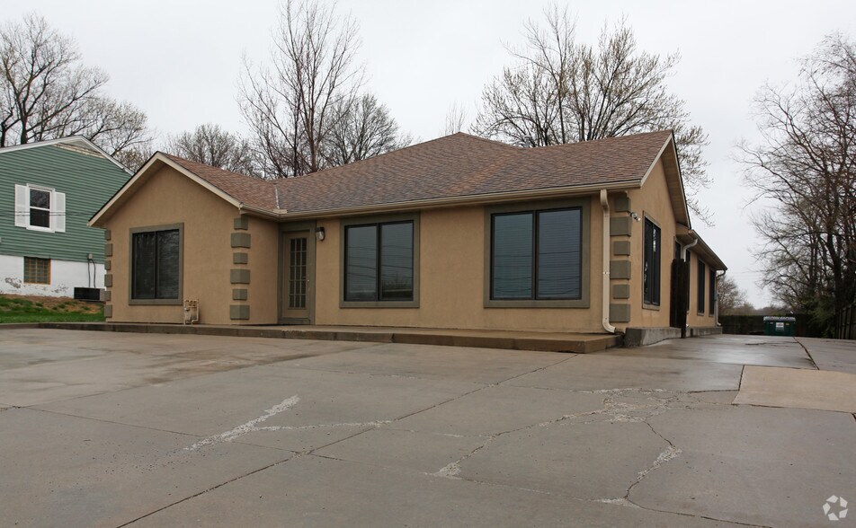 409 NE Shady Lane Dr, Kansas City, MO à louer - Photo du bâtiment - Image 1 de 9